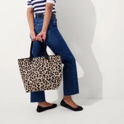 Rothy's The Lightweight Tote - Desert Cat 11 Rothy's The Lightweight Tote - Desert Cat -Rothy's Shoes Store 086 LightweightTote DesertCat OnFigure v5224