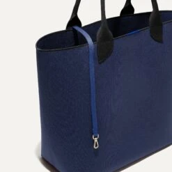 Rothy's The Lightweight Tote - Sapphire And Onyx -Rothy's Shoes Store 086 LightweightTote SapphireOnyx leashdetail