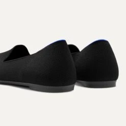 Rothy's The Lounge Loafer - Black -Rothy's Shoes Store 182 LoungeLoafer Black HeelDetail a4c4ffd2 5587 4bd2 a005 e563a0ef953c