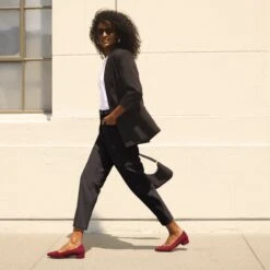 Rothy's The Mini Shoulder Bag - Black Sand -Rothy's Shoes Store 214 HighPoint AutumnRed On Figure Location 017 de23e285 311f 4e90 9034 d6442c2cac02