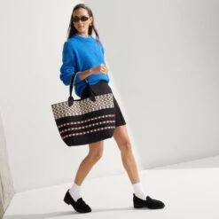 Rothy's The Lightweight Tote - Newspaper -Rothy's Shoes Store 86 LightweightTote Newspaper On Figure 0084